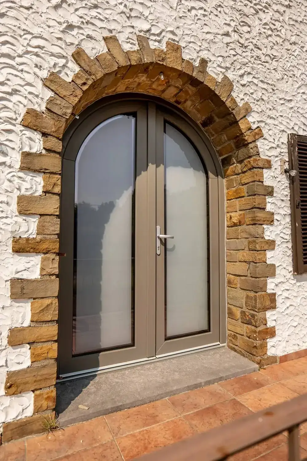 Maison à Paliseul — porte d'entrée cintrée