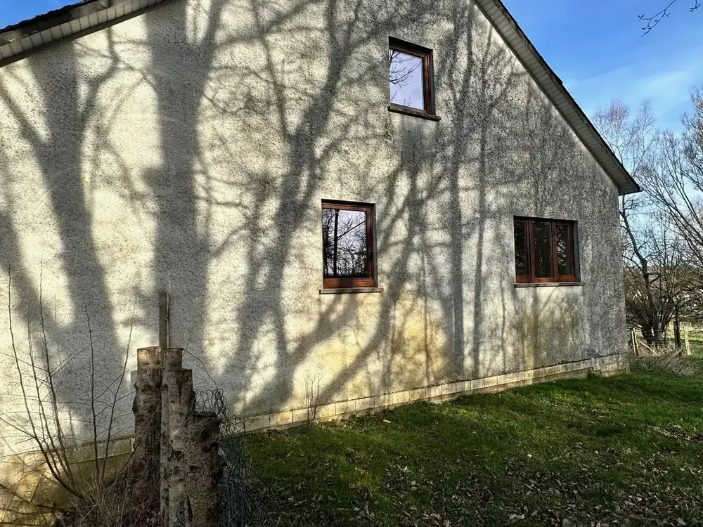 Maison rénovée — pignon avec trois châssis posés