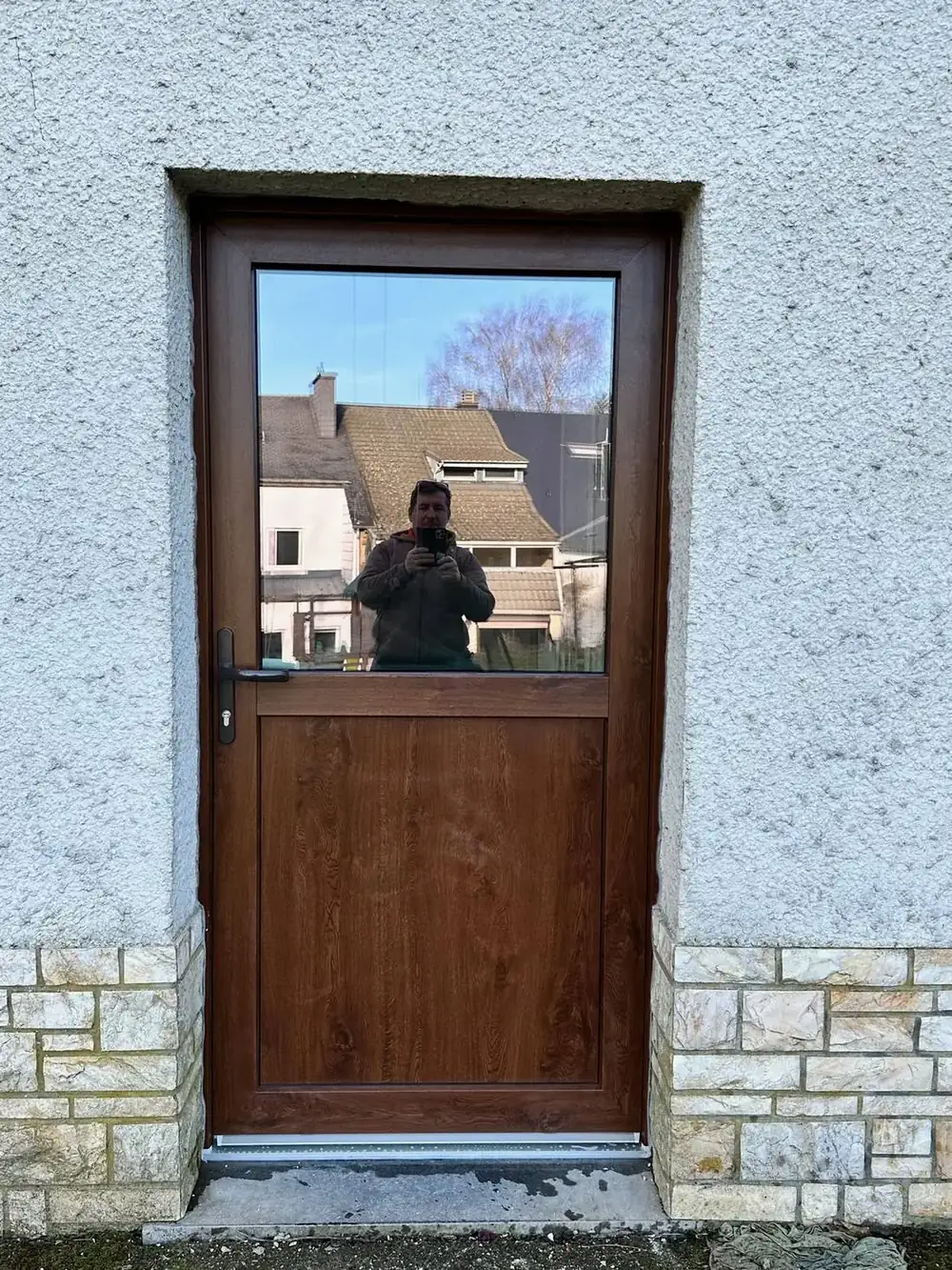 Maison rénovée — porte arrière mi-vitrée chêne doré