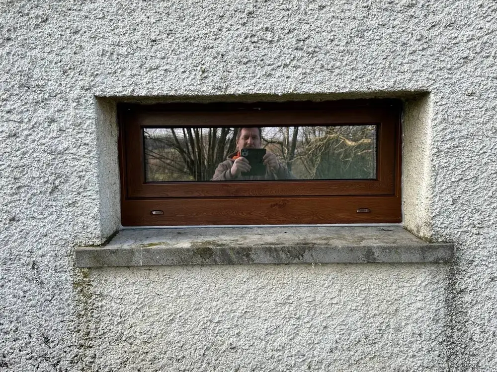 Maison rénovée — soupirail PVC chêne doré