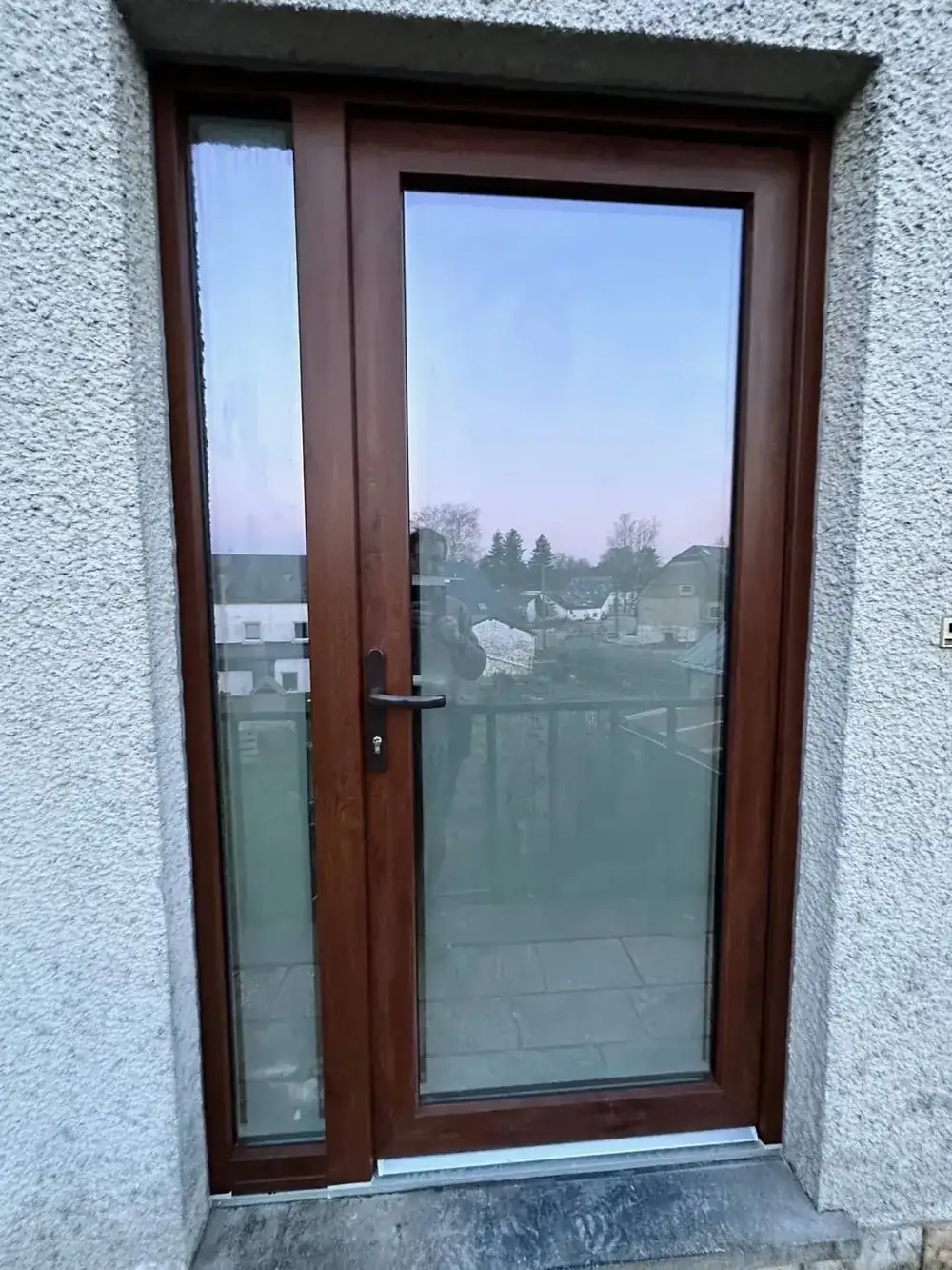 Maison rénovée — porte d'entrée vitrée avec fixe latéral