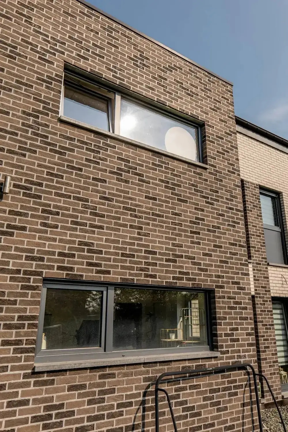Maison à Libramont — fenêtres brique brune