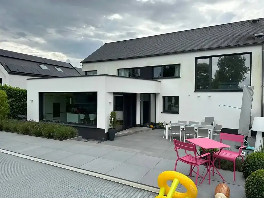 Maison à Arlon — terrasse et baies vitrées