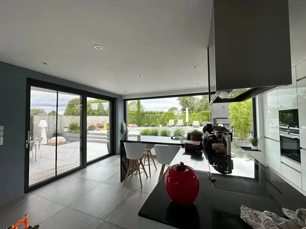 Maison à Arlon — cuisine ouverte sur la terrasse