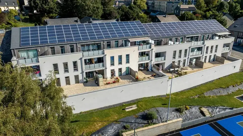 Soléa Bertrix — vue aérienne d'ensemble et toiture photovoltaïque