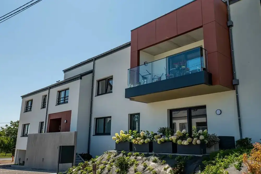 Appartements à Étalle — façade, balcon et garde-corps verre