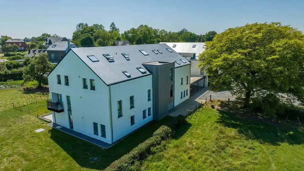 14 appartements à Habay — vue aérienne — pignon et toiture en ardoise