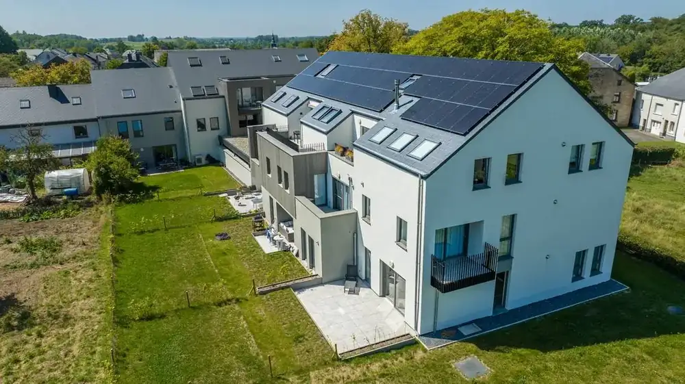 14 appartements à Habay — vue aérienne — toiture photovoltaïque