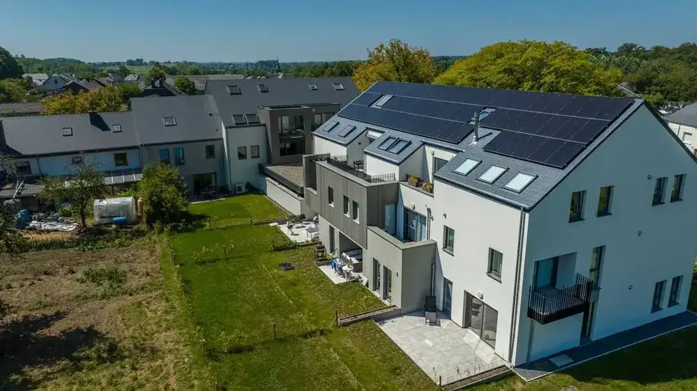 14 appartements à Habay — vue aérienne — façade arrière et jardins