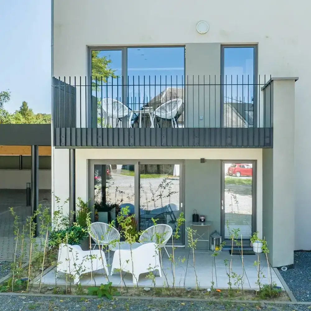 14 appartements à Habay — terrasse, garde-corps et grandes baies vitrées