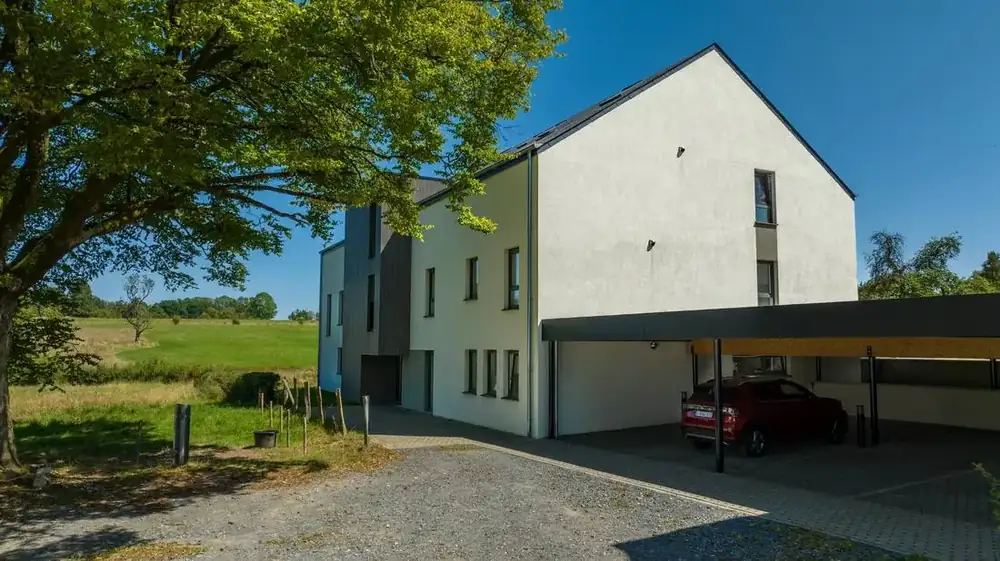 14 appartements à Habay — pignon, carport et vue sur la campagne