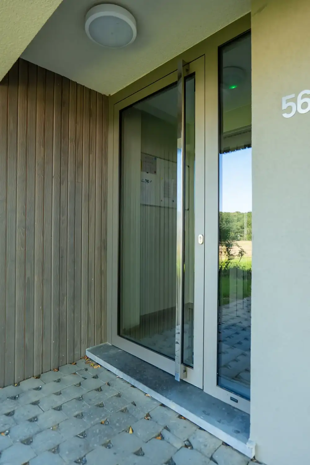 14 appartements à Habay — entrée d'immeuble n°56 et bardage bois