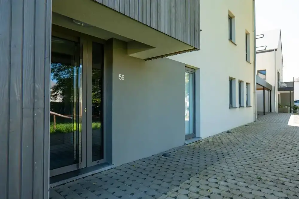 14 appartements à Habay — entrée et allée pavée