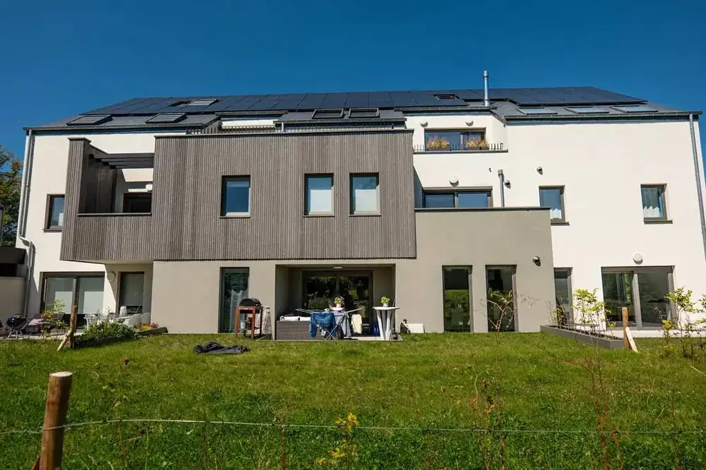 14 appartements à Habay — façade arrière complète et toiture solaire