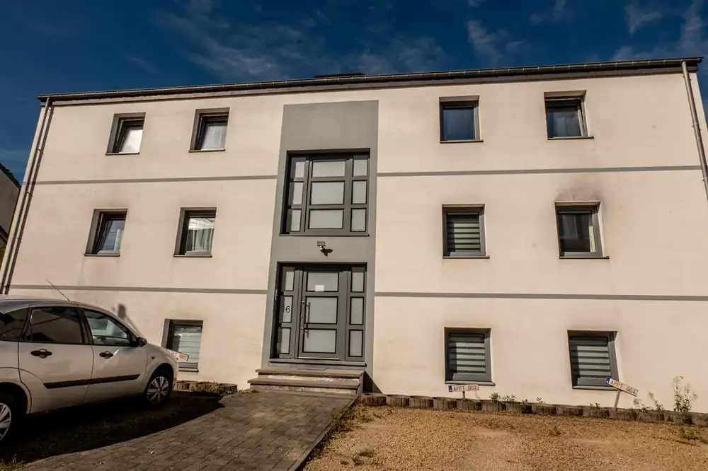 Appartements à Bertrix — façade avant et entrée