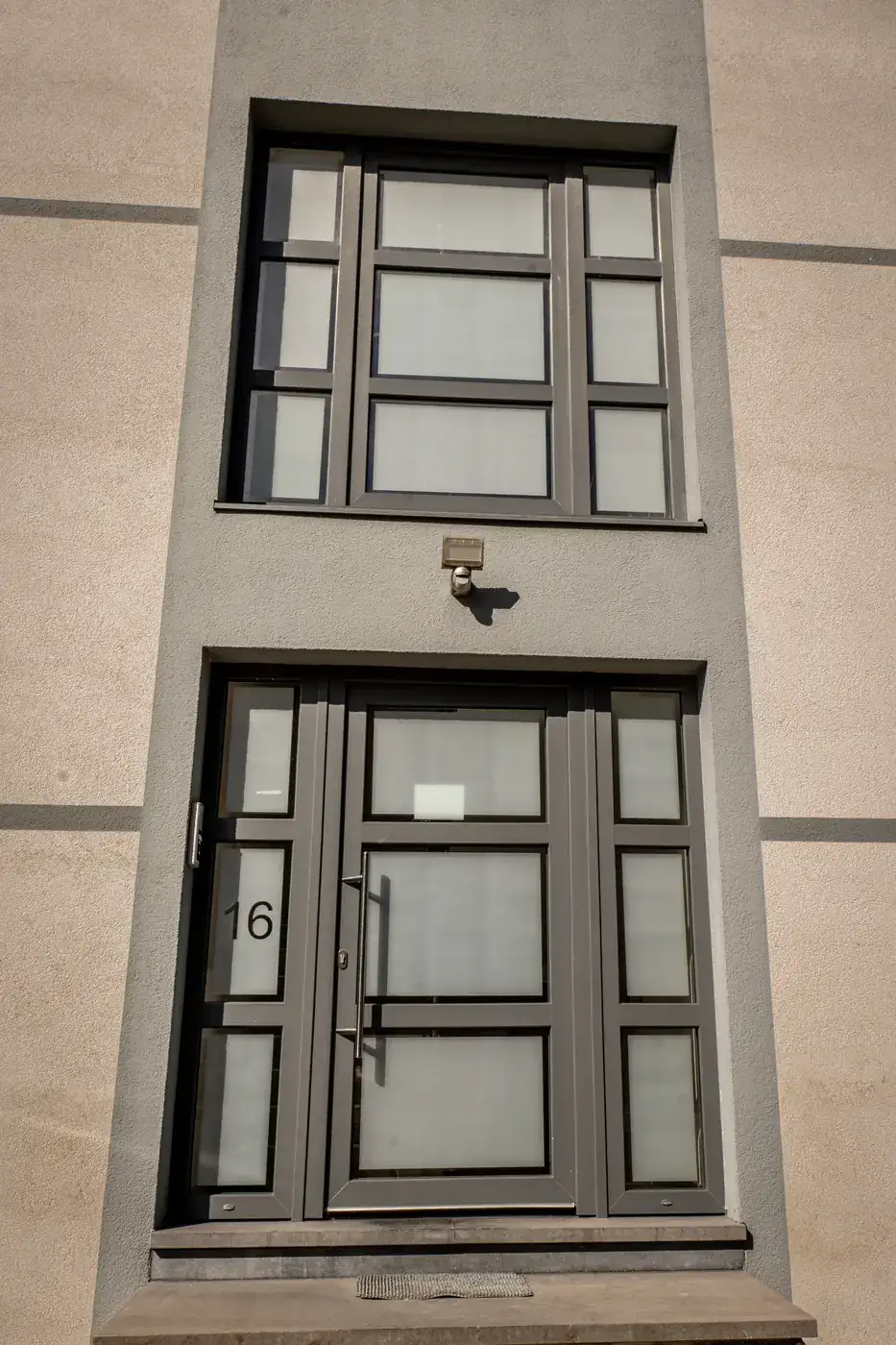 Appartements à Bertrix — porte d'entrée vitrée