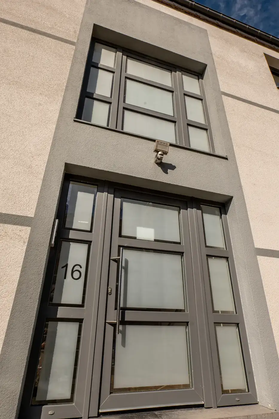 Appartements à Bertrix — entrée et fenêtre toute hauteur
