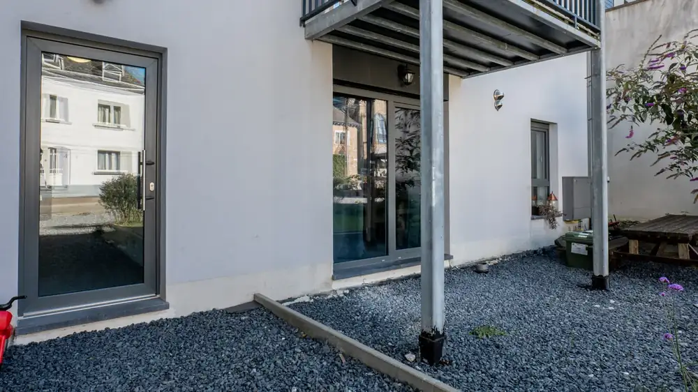 Appartements à Bertrix — baies vitrées et terrasse