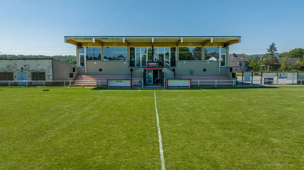 Terrain de foot à Aubange — tribune vue depuis le terrain