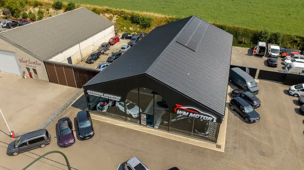 Garage WM à Bouillon — vue aérienne du showroom