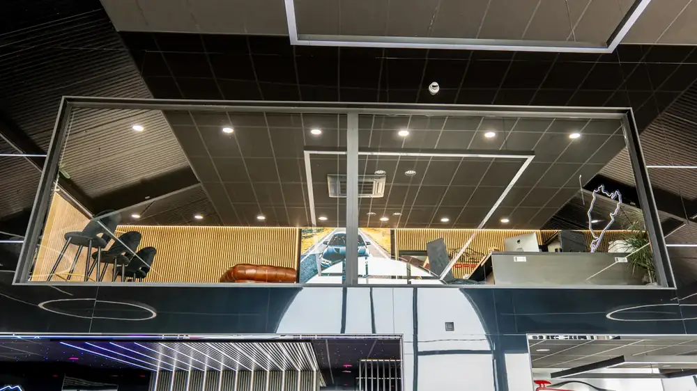 Garage WM à Bouillon — mezzanine vitrée intérieure