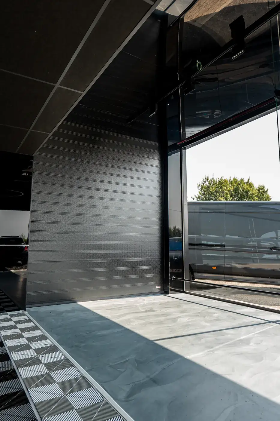 Garage WM à Bouillon — porte sectionnelle et grande baie