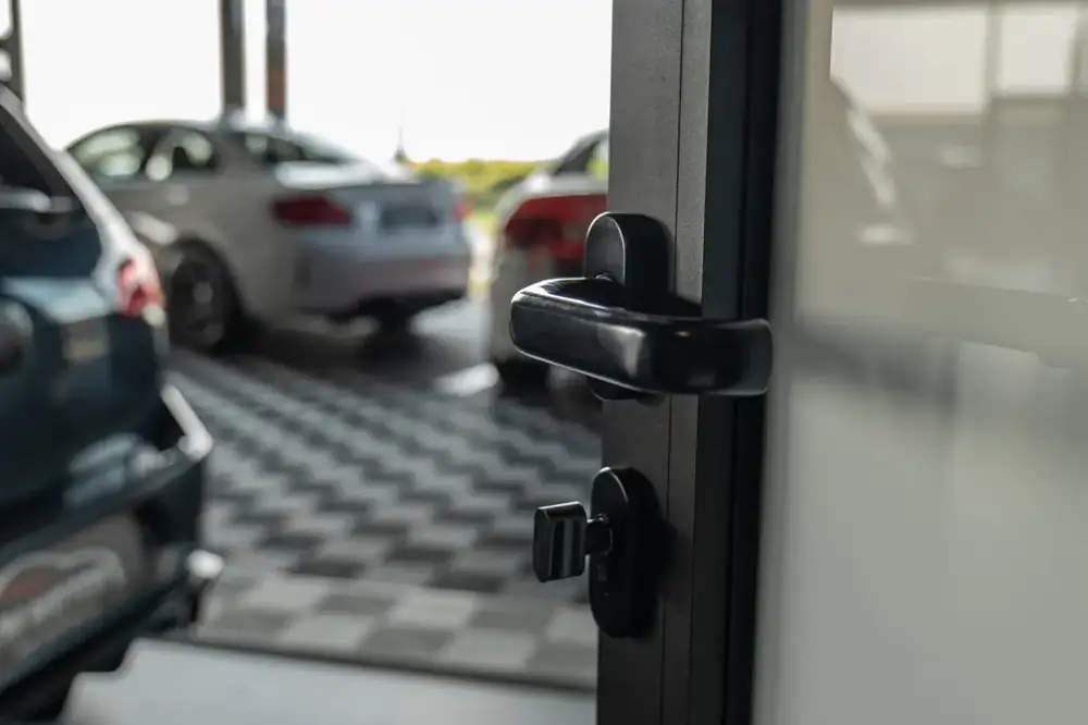 Garage WM à Bouillon — détail de porte vitrée