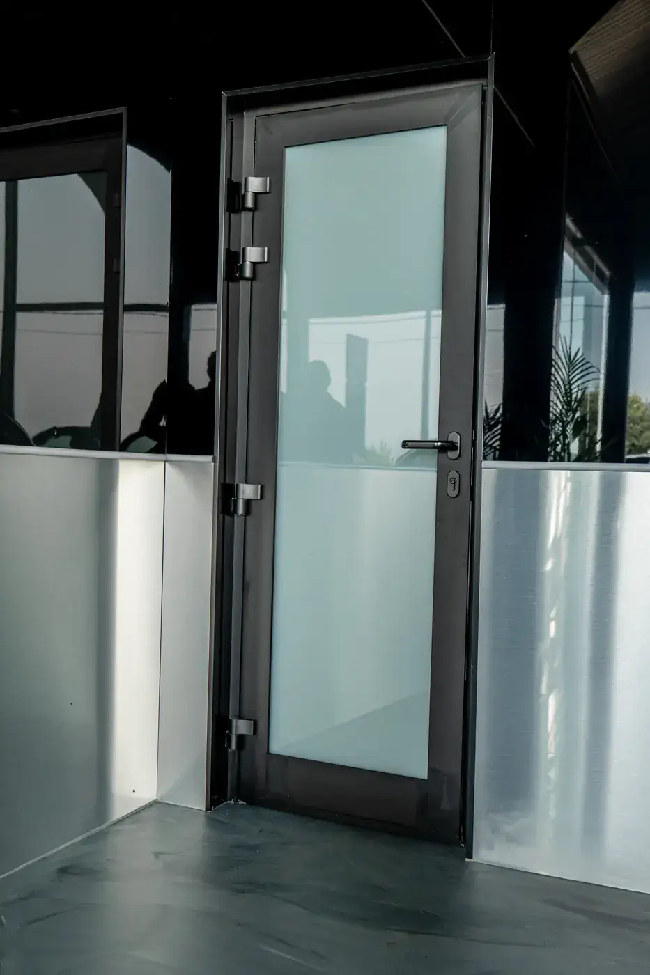 Garage WM à Bouillon — porte vitrée intérieure