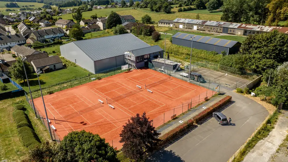 Tennis Club Bertrix — vue drone du club-house et de la terrasse