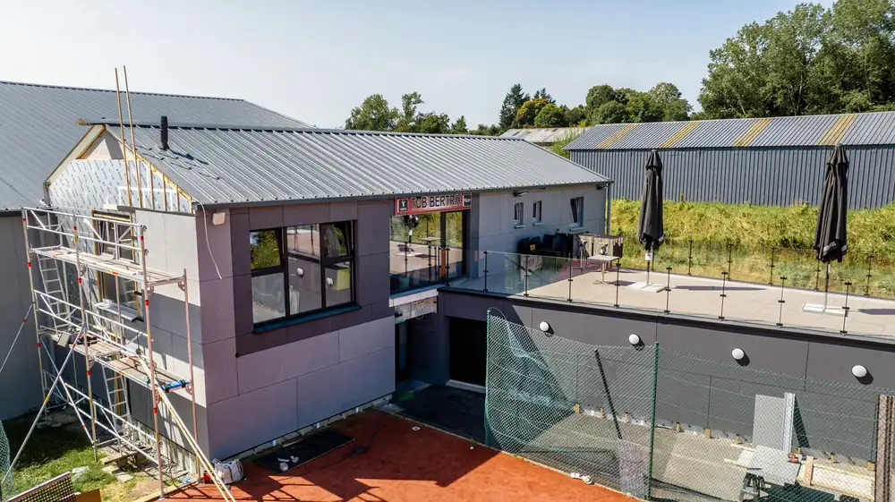 Tennis Club Bertrix — vue aérienne d'ensemble du court en terre battue