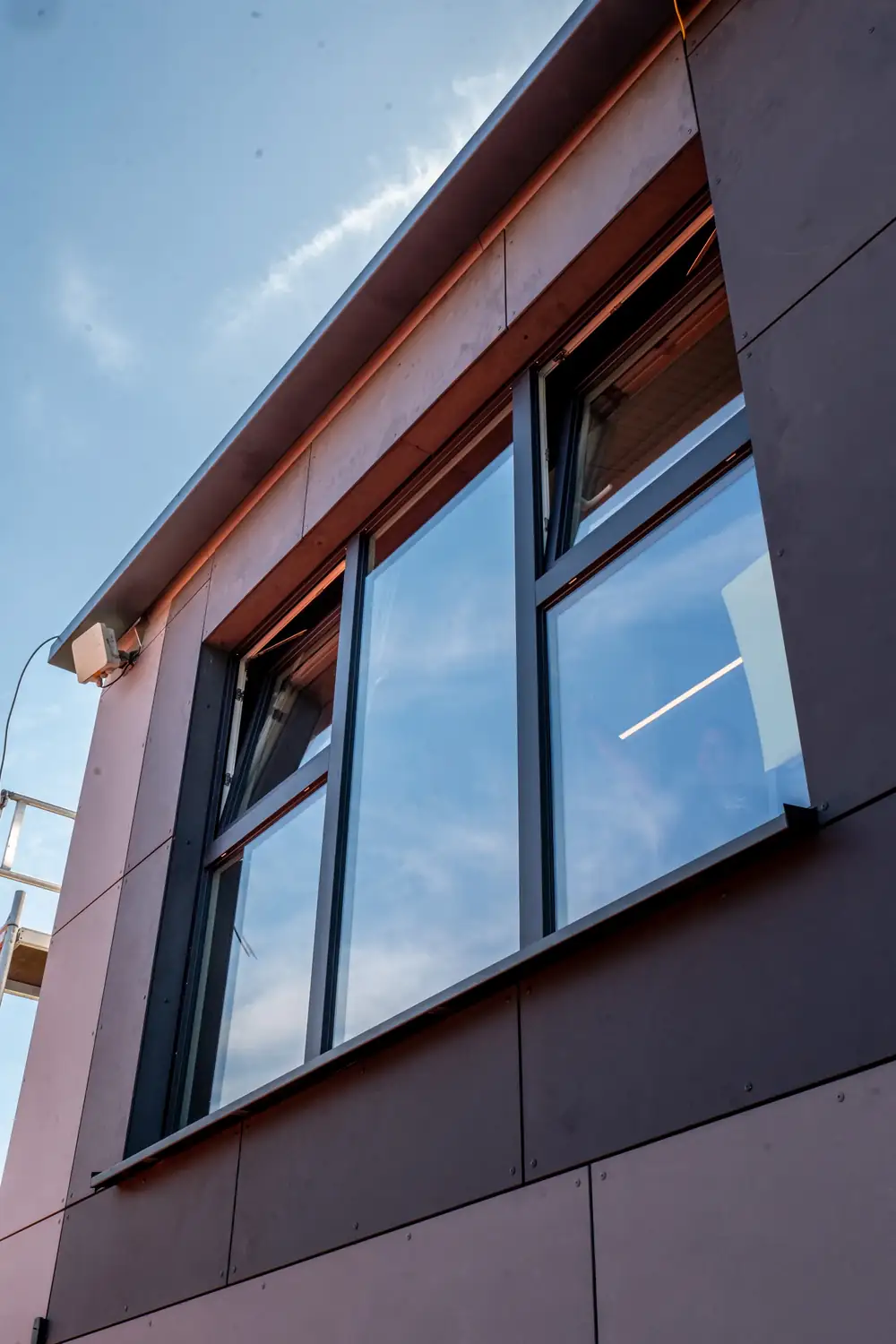 Tennis Club Bertrix — double porte extérieure en aluminium anthracite