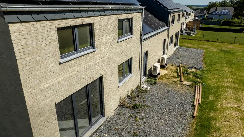 Lot de 8 maisons — façades et grandes baies vitrées
