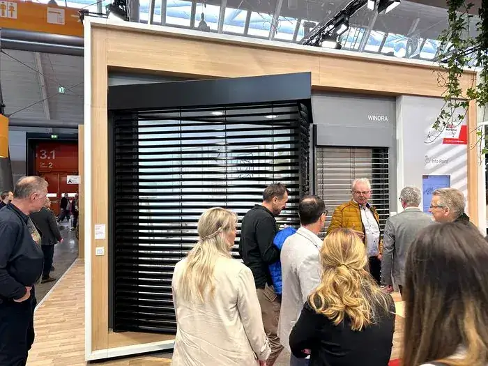 R+T Stuttgart 2024 — brise-soleil orientable noir WINDRA