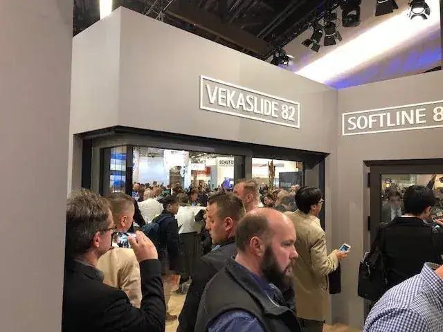 Fensterbau Nuremberg 2019 — porte design en bois découpé